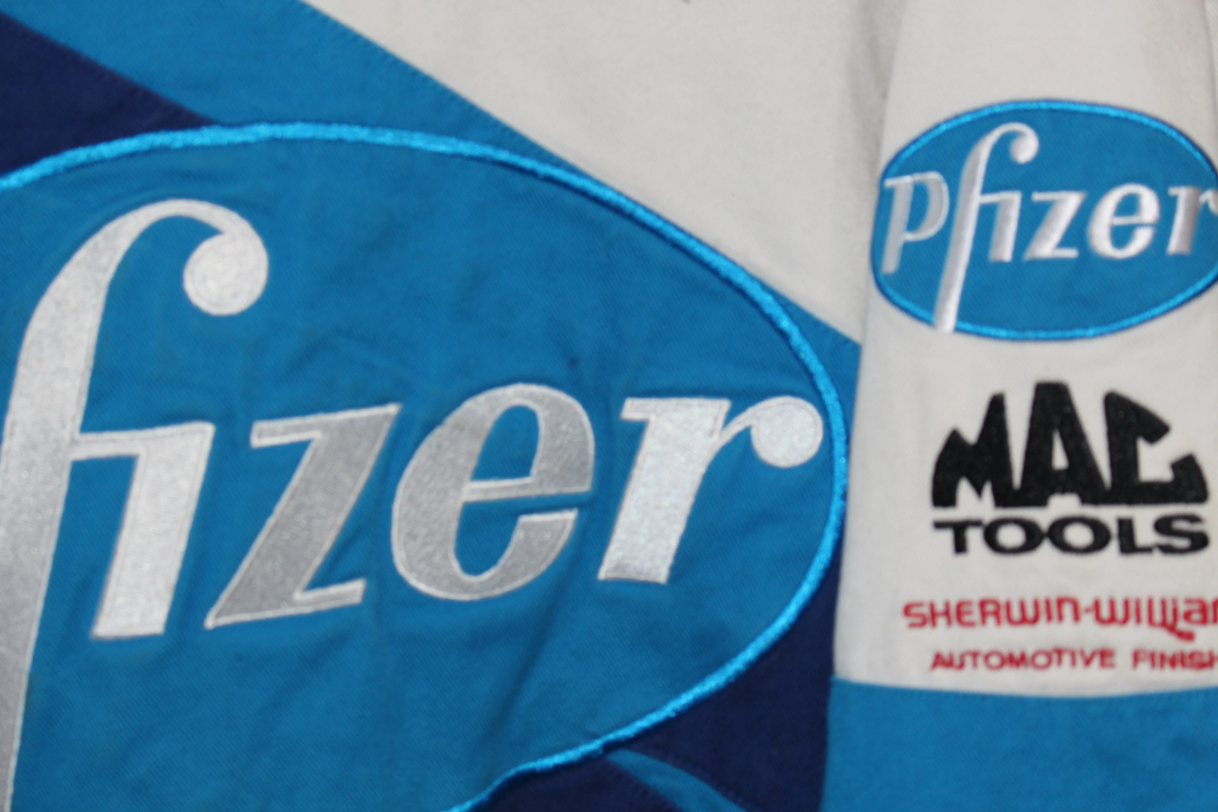 Rare Pfizer Racing NASCAR Mark Martin #6 (XL)